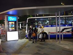 土曜日とはいえ、仕事があって東京発が夜になってしまいました。18切符はあと1枚しかないので、目一杯使える明日使うことにし、初めて東名ハイウェイバスを使ってみることにしました。東京駅20時発の高速バスで出発です。