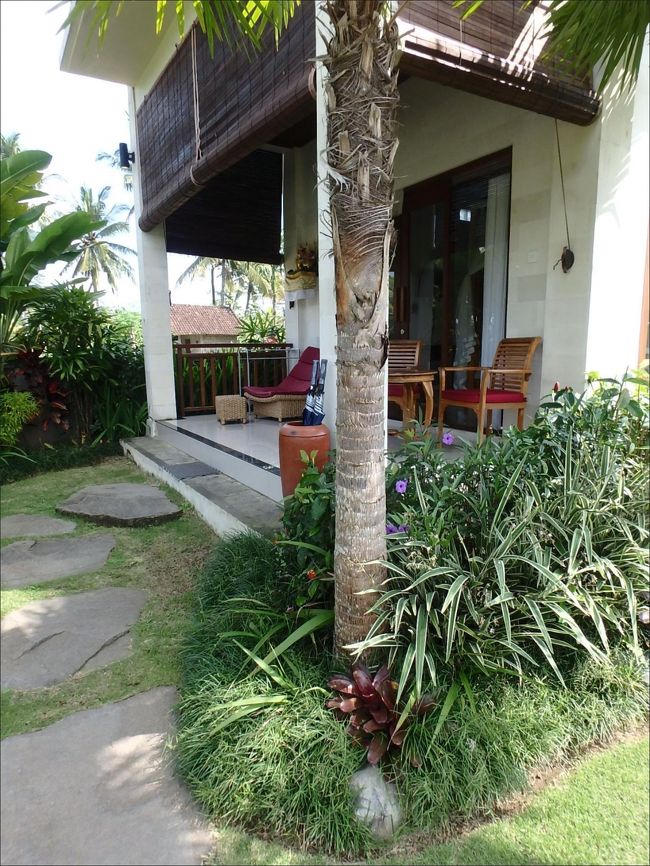 まずは、お部屋から見ていきましょう。<br /><br />１階のお部屋への入口は、正面のこちらから。