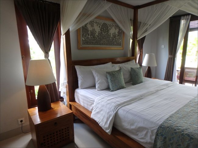 そしてこちらが<br /><br />１階のお部屋です。<br /><br />天蓋付きの大きなベッド<br /><br />ファブリックの色づかい、ベッドサイドテーブルとランプも<br /><br />シンプルで上品。<br /><br />何から何までが完璧なセンスですね。素敵すぎる！(^▽^)