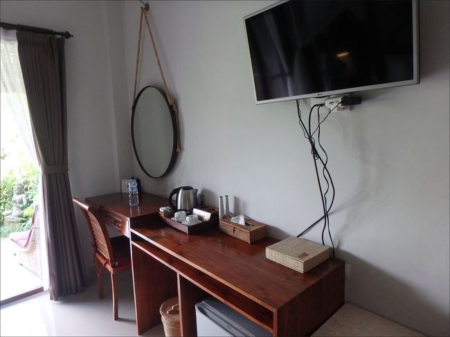 築年数をうっかり聞きそびれてしまいましたが、どこもかしこもまだとてもきれいなので、おそらく新しいヴィラなのだろうと思います。<br /><br />室内はシンプルですが、手入れがきちんと行き届いていて、とても気持ちがいいです。