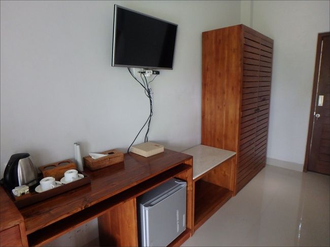 必要なものはすべて揃っていますし、お部屋はこれでじゅうぶん。完璧ですね。<br /><br />インテリアはシンプルだけれど、ほんと細かいところまでセンス良く統一感があって、素晴らしい、の一言です。<br /><br />突き当りの扉の奥がバスルームで、