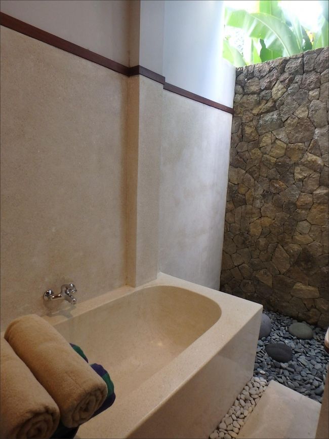 開けると、左手にバスタブが