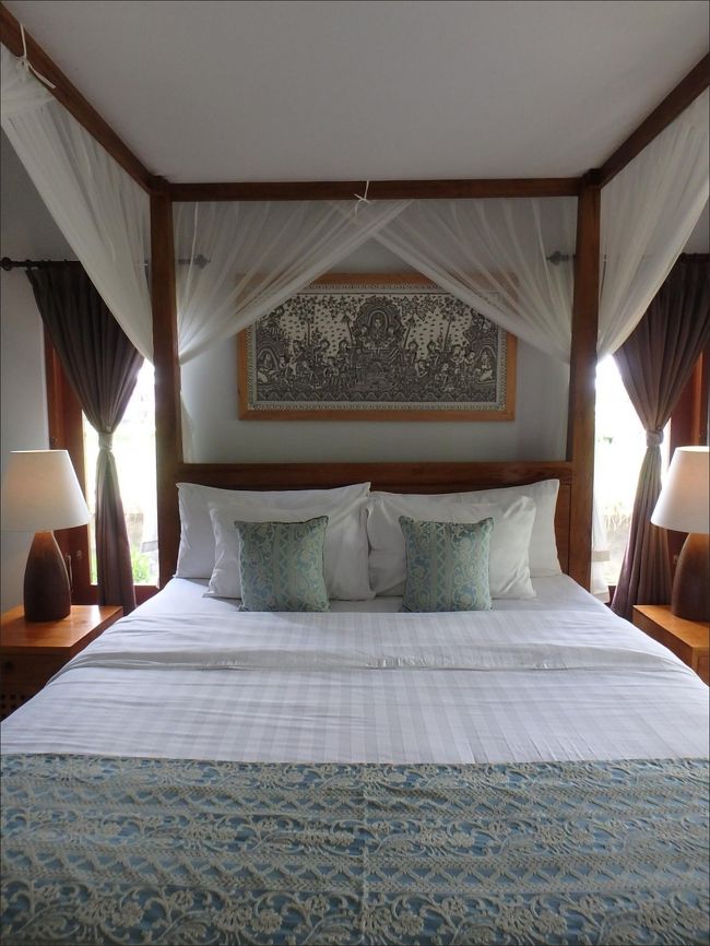 このヴィラは、最初、Airbnbで見つけたのですが、<br /><br />Booking.comにも掲載があり、そちらのほうがお値段が僅かながら安かったので、今回はBooking.comから予約しました。<br /><br />Booking.comからでも、Airbnbと同じように、１階または２階の１部屋単位ずつで予約できます。<br /><br />先にお値段を言ってしまいますと、<br /><br />１階または２階、いずれか一方（同じ値段）で<br /><br />２名１室　朝食・税サ込　１泊あたり<br /><br />なんと<br /><br />￥ 5,684 !!!<br /><br />でした。<br /><br />それかける２部屋なので、今回は１泊あたり ￥11,368 となりましたが、<br /><br />それでも<br /><br />まるまる貸し切りでプールと朝食までついて、これだけの素敵なお部屋<br /><br />超絶コスパは言うまでもありません。<br /><br /><br />・・しかしほんと、こういう所に泊まってしまうと、<br /><br />日本国内で何万円も出してホテルに泊まるのが、阿保らしゅうなってきますね。。(>_<)