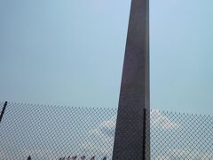 Washington Monumentの周りには網が張られていてこれ以上近づけません。
周りにある海側の道も通り抜け出来なくなっていました。