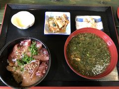 地魚の漬丼定食です。旨かった！
またちょっと食べちゃってからの写真で、すいません...
アオサの味噌汁ですが、実は...