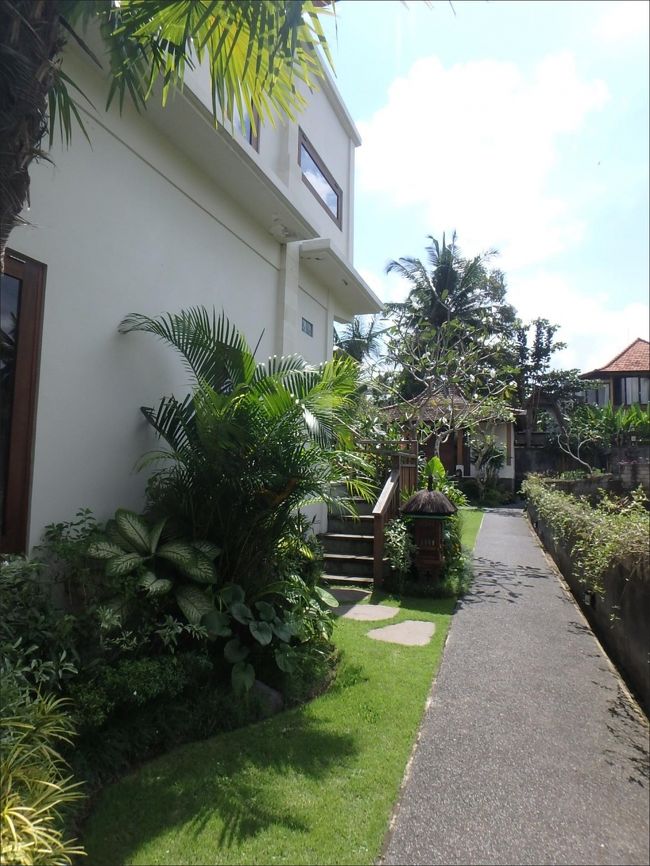 ２階へは、建物の奥にある外階段から裏側へまわって上がる形になるので、そういう意味では、上下階それぞれのプライバシーは保たれているほうかなと。<br /><br />まあ、これだけ小さいヴィラで、上下階にそれぞれ別々のところから来たゲストがというのも、私の感覚ではちょっと嫌だなと思いますが、ファミリーとか、仲良し４人２組でみたいな利用が最適ですかね。