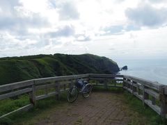 自転車を借りて一方通行の島をぐるっと一周しました。電動自転車の方はスイスイと抜いて登って行きましたが、前半の登りはめっちゃきつかったです。でも下りになると爽快でした。