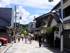 平等院の参道に入ってきました。
それにしても暑い。