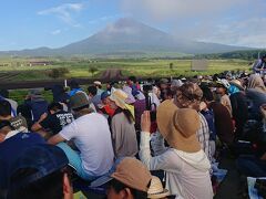 1時間ほど並んだ挙句、こりゃタクシーの列の方が何ぼか進みの早かごたるね、と気付いて、タクシーの列に並び直しました。妹夫婦と上手く合流できて4人になったので、それほどの負担ではありません。

ちなみにバスは往復一人1100円です。

会場前でも延々と並んでから、自衛隊のお兄さんの誘導でシート席にお詰め合わせで座ります。富士が美しい姿を見せていますが、何しろ　ア・ツ・イ！！