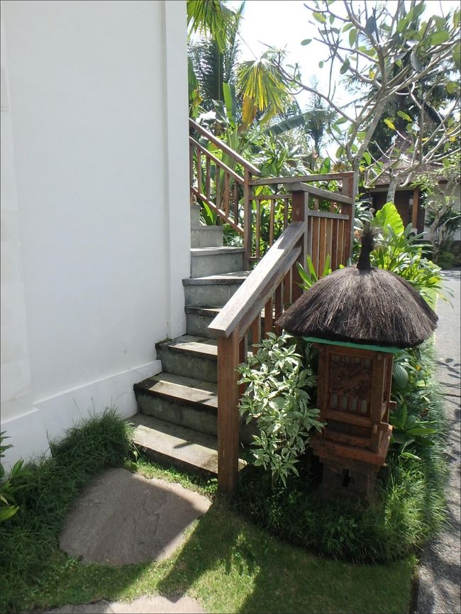 ２階のお部屋を見に行こうとしたら、まだ清掃中で入れませんとのことだったので、<br /><br />（そりゃそうですよね、チェックインは14時からなので。。こんな時間に来ちゃってすいません (^^;）<br /><br />ひとまず荷物は、１階のお部屋に置いておくことにしました。<br /><br />さて、このあとは、さっそくプールで泳ぎたい気もしたのですが、