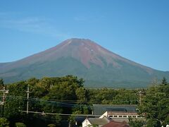 この日は山中湖畔の宿に泊まりました。

翌日の朝。宿の大きな窓から、どっしりと美しい夏の富士山が眺められました。平和が心に沁みます…