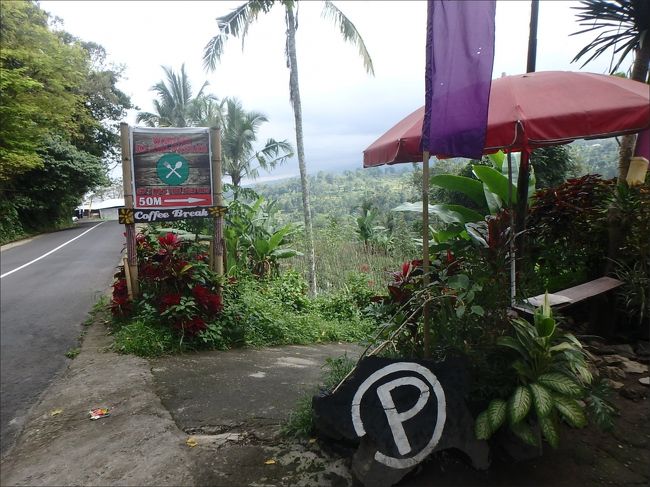 13:30<br /><br />途中でランチタイムです。<br /><br />何やら絶景レストランがあるとのことで、行ってみることに。<br /><br />「Warung Di Uma Pacung」です。