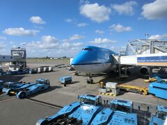 アムステルダム、スキポール空港到着。
乗ってきた便です。青空が気持ちよい～。
ここでトランジット、プラハへ向かいます！