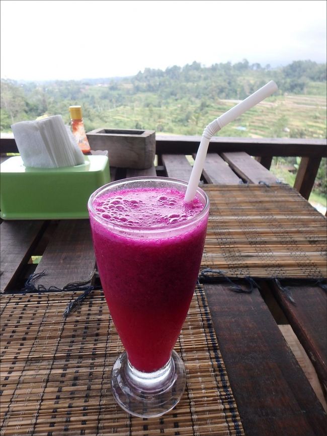 色鮮やかなドラゴンフルーツジュースと