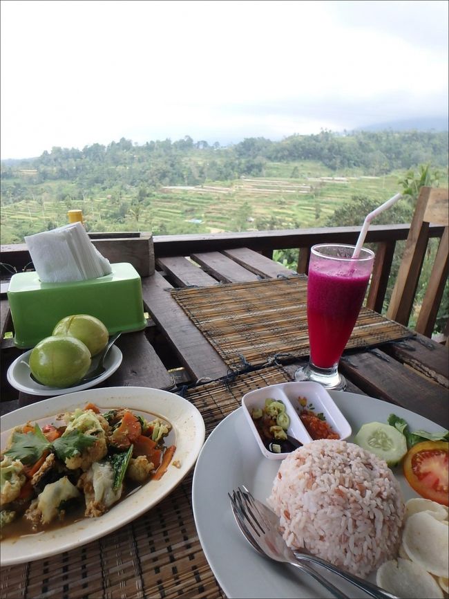 野菜不足を補いたく、チャプチャイにしました。<br /><br />ここのは味がしっかりしていて、すごく美味しいです。<br /><br />ライスに注目！<br />ジャティルイの赤米がブレンドされてて、ほんのりピンク色に (^^)<br /><br />思いがけず、ドラゴンフルーツジュースとのピンクコーディネイトで<br />テーブルの上が可愛く華やかになりました♪<br /><br />ジャティルイはこの赤米が有名なのだそうです。<br /><br />パッションフルーツまで、頼んでないのにサービスしてくれました♪<br />（じつは酸っぱすぎて苦手なので、あまり手をつけられず、お気持ちだけいただきました・・^^; ）<br /><br />ゆったりと味わった最高の絶景ランチ♪ これだけで85Kでした。 (^o^)b