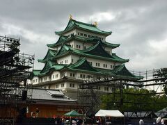 名古屋城。

残念なお天気の上に、何かイベントがあるようで野外ステージみたいのが設置されてる…。

まぁでも、お天気は暑すぎるより良かったかな。前日までは東京も名古屋も、３５度超えの猛暑でしたからね( ；´Д｀)。