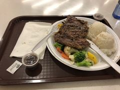 アナザースカイで佐藤栞里さんが、家族旅行で行くたびに食べたと言っていた、アラモアナショッピングセンターのフードコートにある、FISH&STEAKのリブアイステーキ?を頼みました。

美味しかったです。普段、あまりお肉を食べない子供がかぶりついて食べていました。