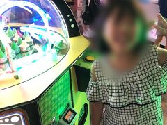 アナザースカイで中丸君が紹介していたアラモアナショッピングセンターのゲームセンターに行きました。

ゲームをやってチケットをゲットしておもちゃと交換するのですが、この前年末に来たときにぷらっと寄って、子供がUFOキャッチャーでアイスをとったりしましたが、こんなシステムあったかなぁ？

20ドルチャージして、650ポイントゲットして、スプーンと指相撲のおもちゃをゲットしました。

