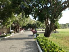 予定通りバンコクに到着して、そのままアユタヤへの１日観光に出かけます。我々２人にガイドさん１人がついてくれました。最初はバンパイン宮殿に。