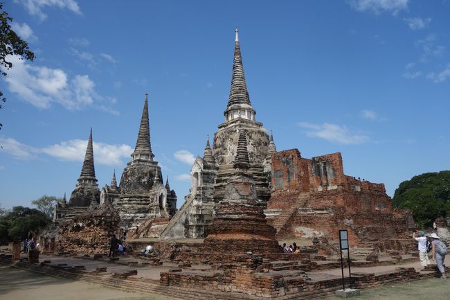 ３つの塔が建っています。