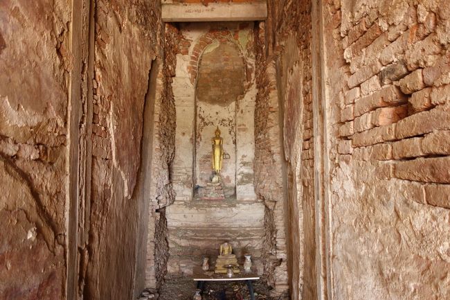 階段を上がって奥を覗いたところ。