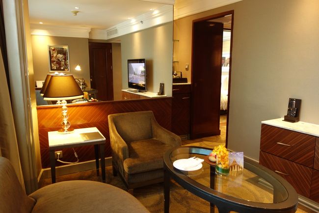 大型テレビやソファー。