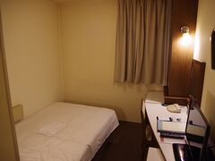 今宵の宿、静岡タウンホテルに到着。

壁紙とかが古ぼけていたり、風呂が極小だったりとやや気分は萎えますが、ま、受容範囲内。
