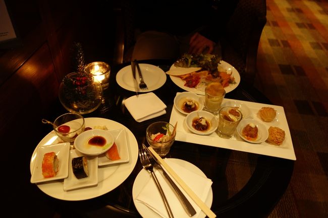 イブニングカクテルの時間はクラブラウンジに。カナッペなど美味しくて、夕食としても十分でした。