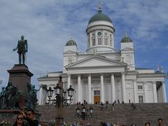 続いてヘルシンキのシンボル、白亜のヘルシンキ大聖堂へ。観光客がひっきりなしに行きかっていました。