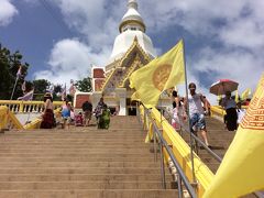 Wat Khao Takiapへの登り階段です。