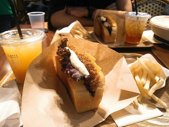 セントレアのフードコートで腹ごしらえ。<br /><br />キャセイパシフィック航空<br />16:50発の飛行機でしたが、セントレアの駐車場が週末は満車の可能性ありとHPで見ていたのでかなり早めの12:30頃集合しました。