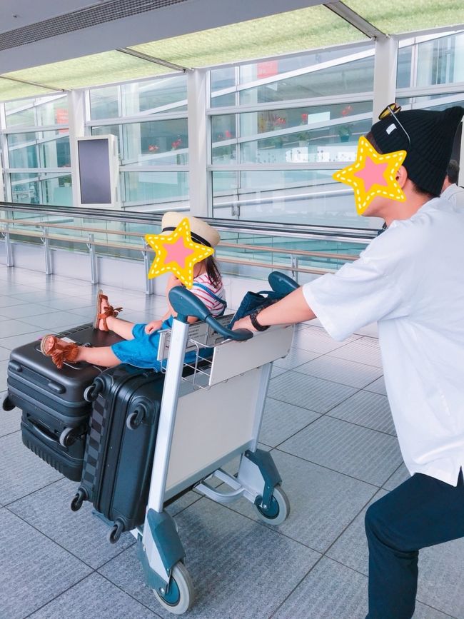 台風20号が近づいていた出発日付近。<br />発生してから毎日毎日仕事中もこそこそネットで進路を確認していました。<br />直撃でもう行けないかと思ったけど、前日の夜に通過してくれたので無事に行けました◎<br /><br /><br />メンバーは去年の12月に一緒に行ったみんな。<br />私・Sちゃん・Aちゃん・Aちゃんの旦那・Aちゃんの子どもの大人4人と2歳、あわせて5人の賑やかな旅行になりました。<br /><br /><br />私は名鉄でいつも通りセントレアへ。<br />三重組はフェリーで来るはずがまさかの前日にもう欠航が決まってしまいました。<br />仕方なく子ども連れなので車で来ることに。<br /><br />でも駐車場は臨時が解放されていたのでなんと1日500円！<br />ちょっと離れてるし、砂利だし屋根ないけど、1日500円ならかなりありがたい(*^_^*)<br />結果的に車で来れて楽だったみたいなのでよかったです◎<br /><br /><br />航空券はキャセイパシフィック航空のHPからが一番安かったのに、なんかぼやっとしてたら値段があがってしまいあせってHISで予約しました。<br /><br />でも次の次の日くらいにはもとの値段に戻っていてがっかり。<br />HISから予約したので事前座席指定もできないチケットになってしまいました。<br /><br />ちなみに旅費の内訳は<br />航空券 大人 36690円<br />航空券 子供 29810円<br />ホテル1部屋 3泊分 18337円<br /><br />大人はホテル代を割って１人45858円<br />子供は航空券だけなので29810円でした。<br />(私がもっと頑張ればもっと安かったと思うと悔しい……)