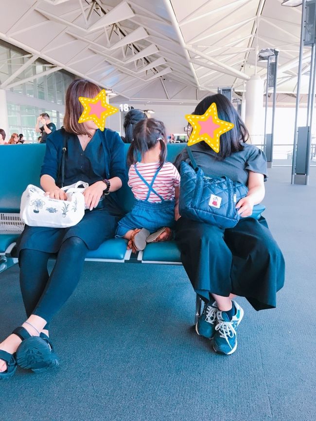 キッズスペースで走り回らせて、疲れさせて飛行機で寝てもらおう作戦。<br /><br />結構はしゃいですべり台で遊んだのち、搭乗開始までちょっと待ちます。