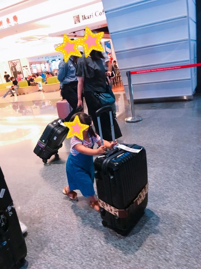 イミグレはやっぱり混雑してて、前回よりは少なかったけど30分くらいは待ったかなぁ？という印象でした。<br /><br />積極的にスーツケースをころがしてくれます 笑<br />(お土産用なので中身は空で軽いやつです)