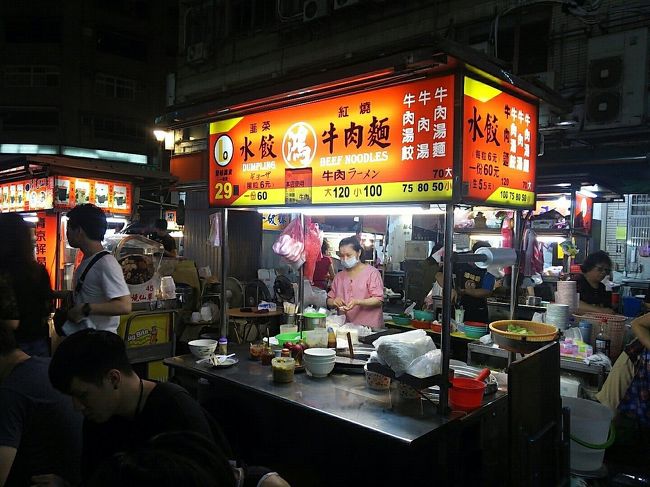 ここここ～！<br />参考にさせてもらってるブログとか、インスタとかで大人気の水餃子のお店！<br /><br />他の屋台とは比べ物にならないくらい人だかりできてました！<br />日本人もたくさんだけど、さらっと持ち帰りで並んでる現地っぽいひともいっぱい( ´_ゝ`)<br /><br /><br />注文の仕方がようわからんと思いつつ、でも話しかけないとはじまらない！<br /><br />どうしようどうしようと思いながらも私がいかないと誰もいかない！(友人達は絶対にいかない笑)<br /><br />ちょっと怖めの表情で黙々と水餃子を茹でるお母さんに「持ち帰りで1つ！ギョーザ！」と言ってみたらチラッと私をみて無言でうなずく。<br /><br />え、これ通じたの？どうなの？と思いつつ少し離れたところで待ってみる。<br />あ、私より後に来た現地人ぽい人がもう受け取っている……やっぱりさっきのは通じなかったのか……と思ったらおばちゃんがこっちを見て目で合図された 笑<br /><br />無事に買えました 笑<br />はーよかった(*^^*)<br /><br />水餃子60元(約225円)