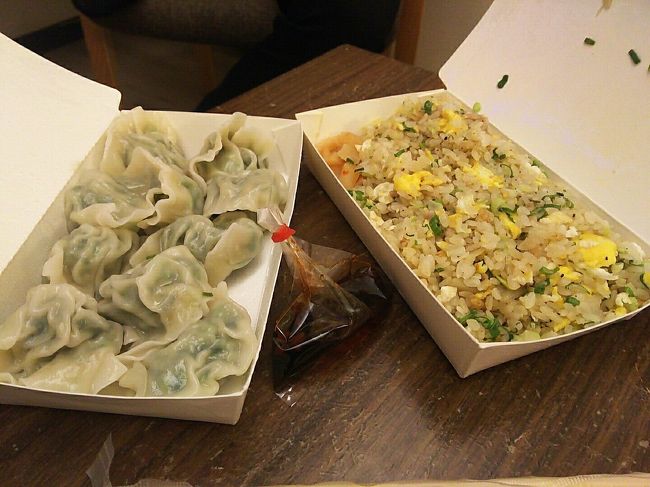 これが無事に買えた水餃子とチャーハン。<br /><br />水餃子はタレがものすごいニンニクだけど、トゥルっとしておーいしーーー♡<br /><br />お腹すいてたら20個はいける。<br />あーまた食べたい(*´ω｀*)<br /><br />チャーハンもシンプルながら美味しい！<br />ちびっこもチャーハンもりもり食べました◎<br /><br />まぁ次の日も気に入ってまたチャーハン買いましたからね 笑<br /><br />私この夜市好きだ！初日から大満足(*^_^*)<br /><br /><br />2日目に続きます。