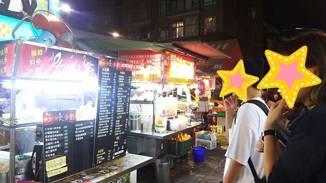 餃子だけじゃなぁ？ってことでうろうろ徘徊。<br /><br />ちびっこが起きてるかもしれんし、食べれそうなのがいいよなってことでチャーハンにしようか。<br /><br />しかしまたしても注文の仕方がわからん 笑<br /><br />店の前でしばしメニューを見て様子をうかがう……