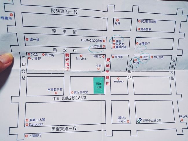 地図の裏面は夜市まわりの詳しい地図になっていて便利でした。<br />ホテルからは歩いて5分くらいでこじんまりした雙城街夜市に到着！