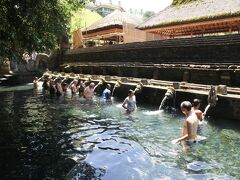 ティルタ・ウンプルはバリ島のパワースポットのひとつ。それぞれの流水でご利益が違うのだとか。みなさん祈りを込めて浴びていました。この場所にくると、なぜだかゾクゾクする感覚をおぼえます。