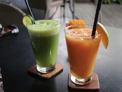 ここは私が２年前に初めてのバリ旅行の際に泊まったホテルです。小規模ですが、アットホームで、とてもリラックスできる雰囲気が大好きです。ここでもまずはフレッシュジュース。