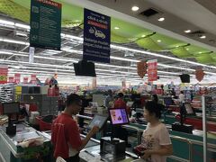 お昼が少し遅めだったので、夕食はとらずにカルフールに来ました。