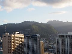 朝6時過ぎ。
今日は初めてマノア方面の雲が少なめで日差しが見えました。
オアフ到着日と２日目は結構午前中に雲が多かったので・・・