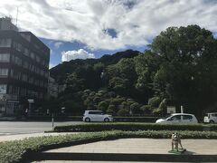 桜島SAからさらに南下して鹿児島市内に。中央公園の地下駐車場に車を停めて西郷さんの前に。鹿児島の西郷どんは犬を連れていませんが、写真の撮影スポットにちゃんといました。