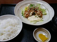 天草側でお昼と取りますが、時間的にどこも一杯。どんどん三角に近づき、ときん茶屋でいただくことに。
チキン南蛮定食を。