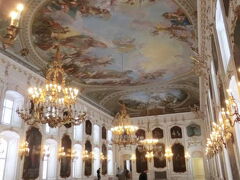 王宮。大広間。王家の肖像画や天井のフレスコ画が美しい。