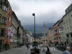 そのまま、歩くと、マリア・テレジア通りに名前が変わる。通りの真ん中に、アンナ記念柱。ペストに関わるもの(三位一体、Trinity)と思っていたら、バイエルン王国からのチロルの開放を記念しているものだった。

On 26 July 1703 (St. Anne's Day) St. Anne's Column was erected in the centre of Maria Theresien Street to commemorate the liberation of Tyrol from the Bavarian troops.　On top of the Corinthian column made of red marble is a statue of St. Mary. Surrounding the column are statues of the Saints Kassian, Vigilius, George and Anne, built by Christoforo Bendetti, an Italian sculptor from Trento.