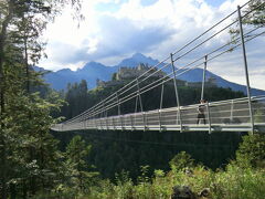 ドイツへ抜ける道中、峠越えを終えたところで、ハイライン179と呼ばれる吊り橋が眼前に。イッテQでやっていたので、知っていたが、渡らない訳にはいかない。
歩行者用の吊り橋として最長ギネス記録を持つらしいが。。。

この吊橋ハイライン179(Highline 179)は、13世紀に建設されたチロル(Tirol)州の北限を守っていたエーレンベルク城Burg Ehrenbergと、道路を隔てた崖の上にあるクラウディア要塞(Fort Claudia)を繋いでおり、谷で分断されている遺産同士をつなぎ、観光名所となることを目的に2014年11月にオープン。