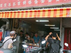 3日目。明日は帰るだけなので、実質今日が最終日。


まずはホテルの朝ごはんで昨日同様野菜を摂取したあと、歩いて2回目の朝ごはんを食べに行きます。

ここは前々回の台湾旅行で来て、美味しくて感動した朝ごはん屋さん。
喜多士豆漿店。

はーまた来れて嬉しい(*^^*)

豆漿のお店ってすごくたくさんあるけど、何ヵ所か行ってみてわかったことは、
お店ごとにメニューは似てるけど全然ちがう！

冰豆漿(冷たくて甘い豆乳)も飲みやす～い感じのから豆腐感がすごいものもあるし、なんか癖あるのもあるし、香ばしいのもある。

そんなたくさんのお店に行ったことはないんですが、喜多士は私の中でお気に入りのお店です。
今回行ってやっぱり美味しかったから、また次に台湾に来るときも来たい♡