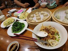 お目当ての月餅はかなり高くてうーんて感じだったので諦めて 笑

最後のお楽しみ鼎泰豐へ。

ちょうど夕御飯時だったので、70分待ち( ´_ゝ`)


別の店に行こうか悩んだけど、結局今の時間ならどこも混んでるよねってことで待ちました。

でもお土産を見たり、メニュー見ながら待っていたらそんなに長くは感じなかったです。