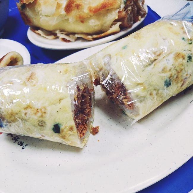 初めて頼んでみた飯糰加蛋。<br />ゆで卵が中に入ってるのかな？と思ったけど、薄焼き卵で包まれてる感じでした。<br /><br />寧夏夜市に行列がすごい飯糰の屋台があって、そこで是非食べてみたいと思いつつなかなか並ぶのは大変で今回も諦めたので、大好きなお店で飯糰を食べてみれて満足◎<br /><br />おにぎりのお米部分はかためで、もち米？ぽい。<br />中には高菜っぽいのと油條とかお肉のでんぶみたいなのでサクサクして面白い食感。<br />とにかく日本のおにぎりとは概念が全然ちがう！<br /><br />おにぎりの専門店もたくさんあるから行ってみたいな～<br /><br />今の自分の通勤ルートにこのお店があったら、朝寄って飯糰買って、お昼ご飯にしたい。<br />具だくさんで大きいからこれ1つで大満足です♡<br />っていう妄想をふくらます……